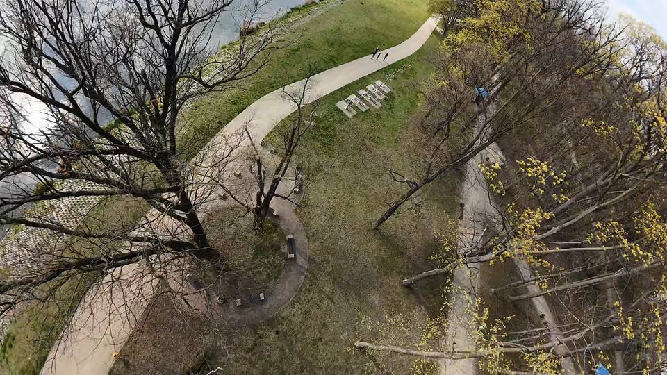 Kadr z filmu 360°: Wezwanie z klasztoru i pomnik Nike — Opole z lotu ptaka